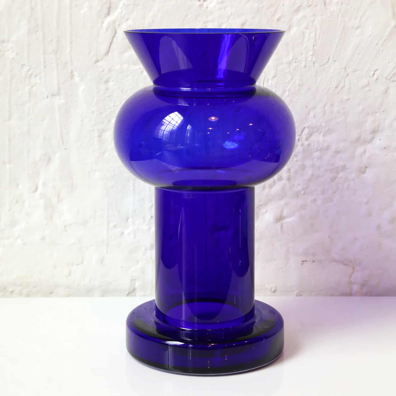 blaue Vase Emmy von Ritzenhoff Siegerdesign im Memphis Stil