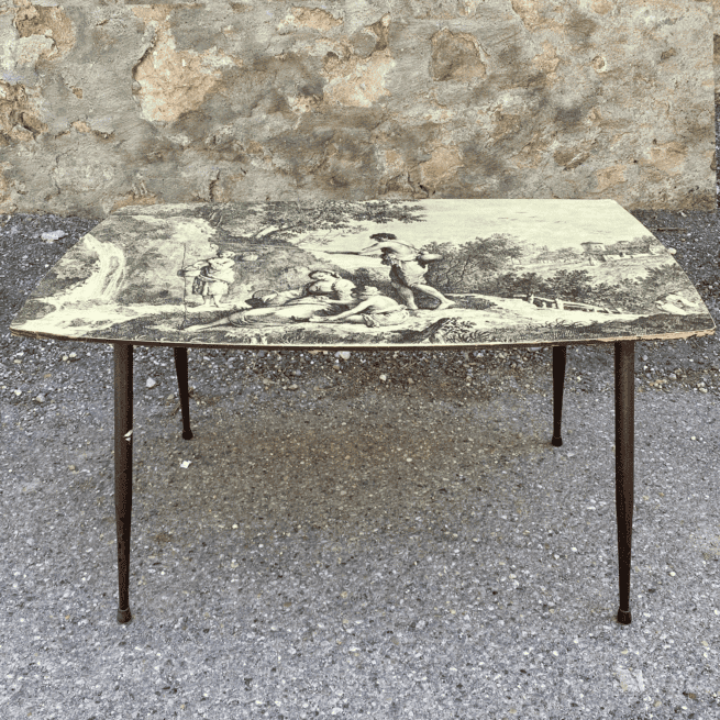 italiensicher Couchtisch 50er Jahre mit bedruckter Tischplatte